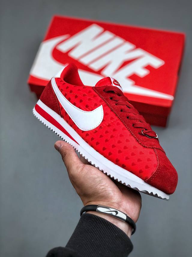 Nike Classic Cortez 全新配色经典阿甘休闲跑步鞋 纯粹而执着的精神，使得cortez种在了一代人的心里，无论是否喜欢它复古的鞋型，一双nike