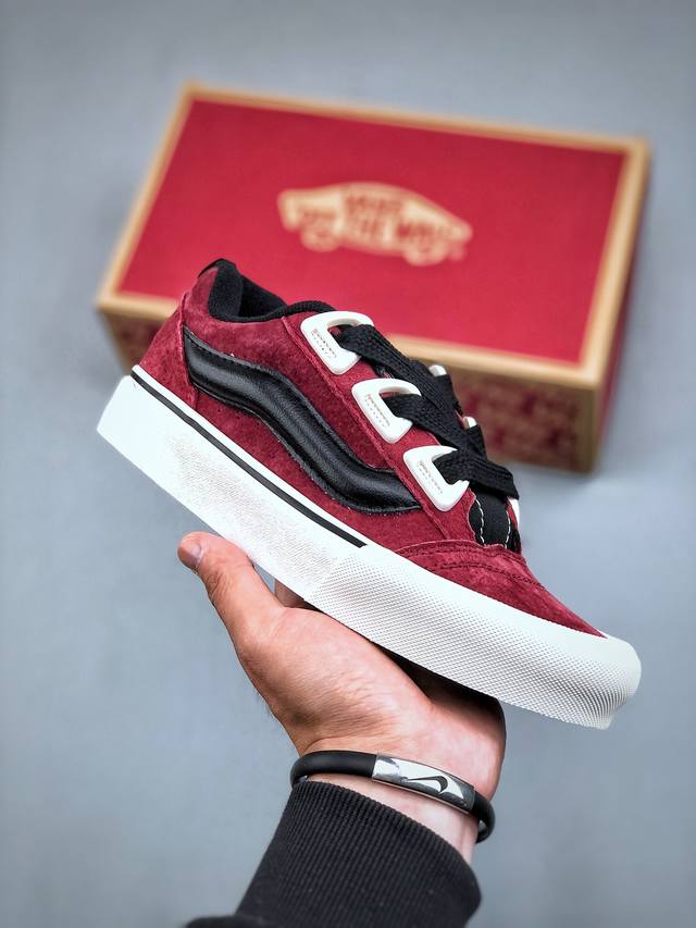 Vans Knu Skool Dr 酒红黑 “Dr新系列面包鞋，个性十足”Dr新款是对90年代经典风格的重新诠释，Vans将现在的knu Skool的“宽大”特