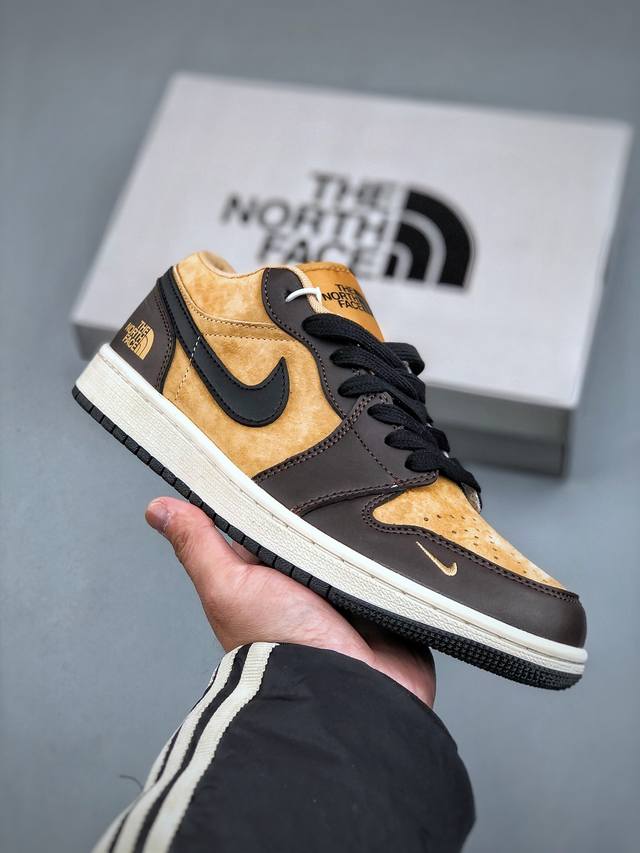 Air Jordan 1 Retro Low X The North Face 咖啡棕小钩官方同步新色 原装级产物拒绝公底 立体鞋型 细节完美 高清洁度 购置公