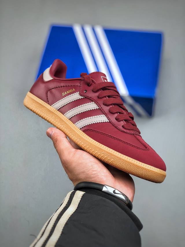 Adidas Originals Samba Og 酒红 此款以简约大方的造型设计，给人以随性休闲的时尚格调，穿着舒适轻便，运动灵活自如，蓝满足日常个性穿搭。货