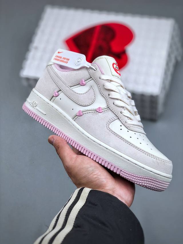 Air Force 1 Low 情人节米白粉原楦头原纸板 打造纯正空军版型 #专注外贸渠道 全掌内置蜂窝气垫 #原盒配件 原厂中底钢印、拉帮完美 官方同步上架货