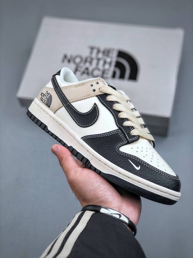 耐克 Nk Sb Dunk Low 北面联名mr.Vera设计师 “北面联名 黑白灰配色“高端定制 低帮休闲运动板鞋独家版型，柔软皮革鞋面，冲击视觉和脚感体验