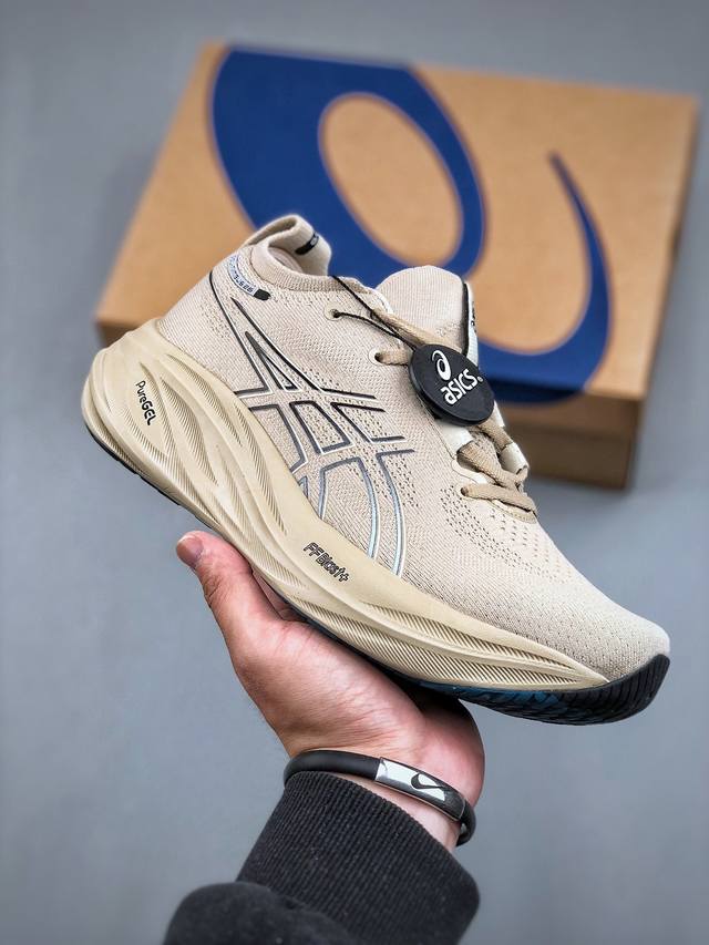 Asics Gel-Nimbus 26 轻量跑鞋简约大方的造型设计，给人以随性休闲的时尚格调，穿着舒适轻便，运动灵活自如，满足日常个性穿搭 货号：1011B79