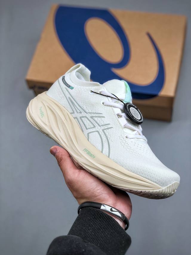 Asics Gel-Nimbus 26 轻量跑鞋简约大方的造型设计，给人以随性休闲的时尚格调，穿着舒适轻便，运动灵活自如，满足日常个性穿搭货号：1011B794