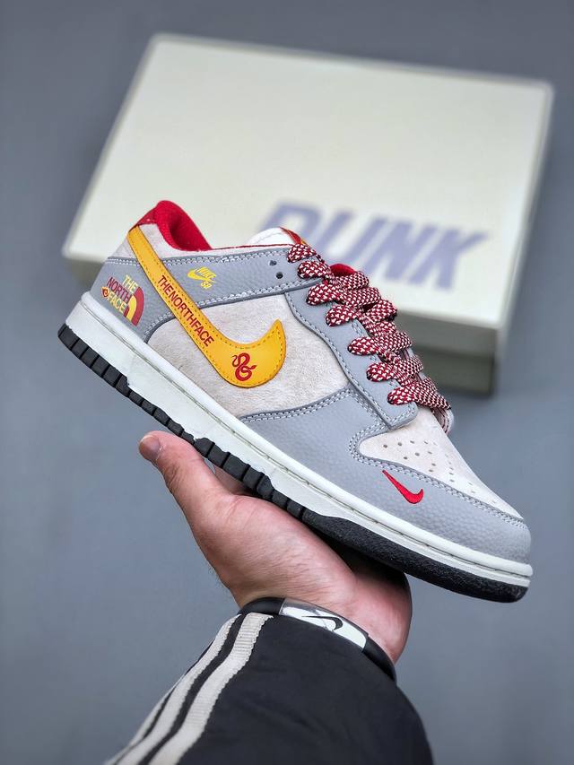 Nike Sb Dunk Low X The North Face 蛇年限定 米灰红小钩满天星纯原大厂出品 极力推荐原装头层材料 独家版型蒸餾加工帶來的是更好的