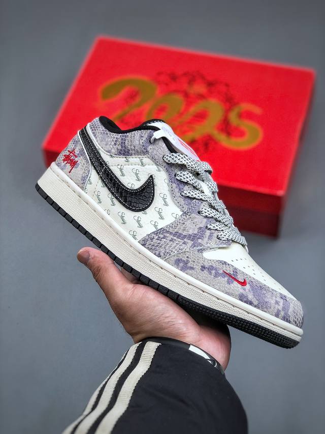 Air Jordan 1 Retro Low X Stussy 蛇年限定 白紫蟒纹小钩满天星官方同步新色 原装级产物拒绝公底 立体鞋型 细节完美 高清洁度 购置