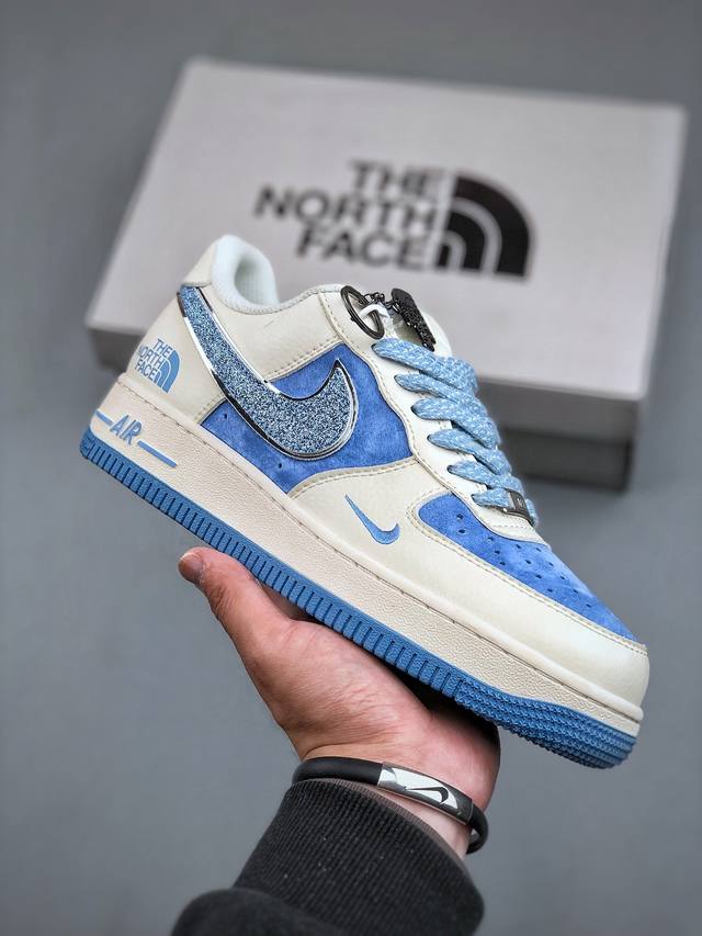 海外限量发售！公司级nike Air Force 1 '07 Low “北面联名--满天星双勾白天兰配色”空军一号 低帮 运动鞋 休闲鞋 折边针车 工艺难度大