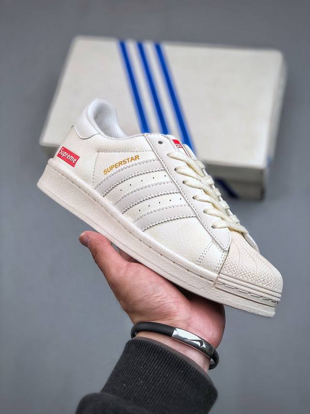 Clot X Adidas Originals Superstar “金标” #贝壳头联名限定 贴合柔软皮料白色经典配色 ，这其中也包括我们非常熟知的clot。