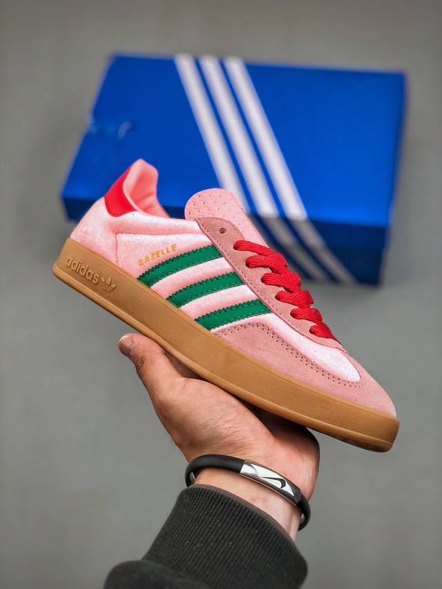 Adidas Originals Gazelle Indoor End 樱花粉三叶草休闲防滑耐磨低帮板鞋鞋头出色设计 塑就出众贴合感稳固的后跟贴合足部曲线设计软