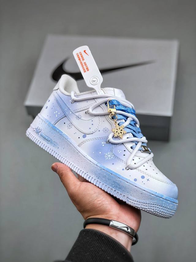 Nike Air Force 1 Low 07 圣诞飘雪 圣诞主题 渐变喷绘 白蓝绑带原楦头原纸板 打造纯正低帮空军版型专注外贸渠道 全掌内置蜂窝气垫 原盒配件