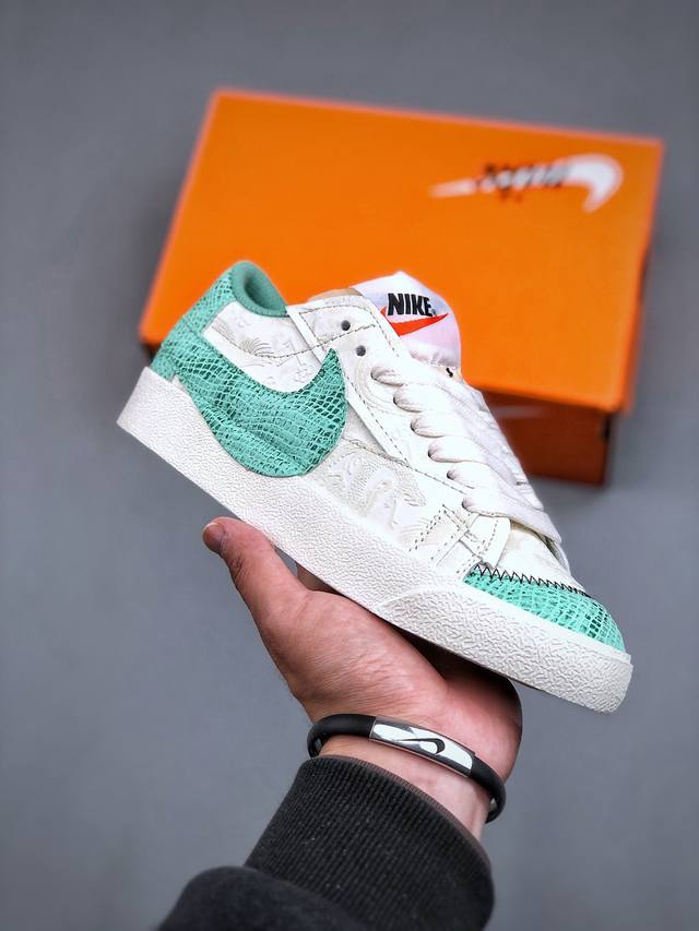 Blazer Low '77 Jumbo 蛇年限定 百搭单品全新焕新升级经典 Blazer 鞋款，大号 Swoosh 突出新时代更加张扬的潮流感，对经典的又一次