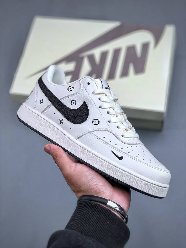 Nike Court Vision Low 联名款 百搭单品受 0年代中期趋势的启发，Nikecourt Vision Low是一款融合了复古篮球风格的混合运动