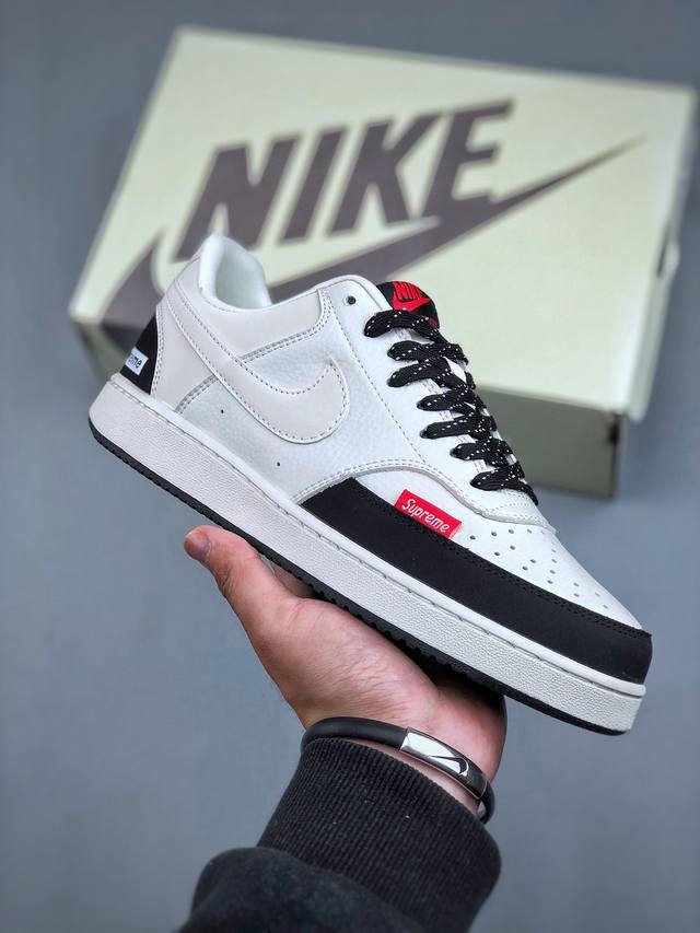 Nike Court Vision Low 联名款 百搭单品受 0年代中期趋势的启发，Nikecourt Vision Low是一款融合了复古篮球风格的混合运动