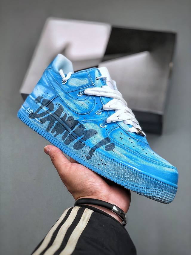 字母涂鸦”订制空军一号板鞋 ，该定制鞋选用原鞋为nike Air Force 1 Le Gs 低帮复古板鞋 纯白， 经典的af1原鞋鞋型，简单的增高板鞋设计，加