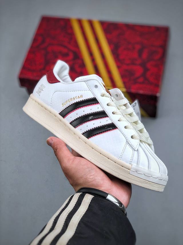 Adidas三叶草 Originals Superstar 2贝壳头系列低帮经典百搭休闲运动板鞋 蛇年限定款新年款经典运动鞋贝壳头以白色为主 后跟和鞋舌标签辅以