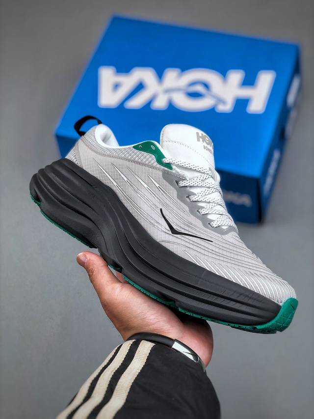 Hoka One One Bondi 8余文乐同款 机能缓震跑鞋 1150918 Hrm#美国新兴跑鞋品牌，鞋面部分采用工程网眼面料，可以确保必要的透气性能。而