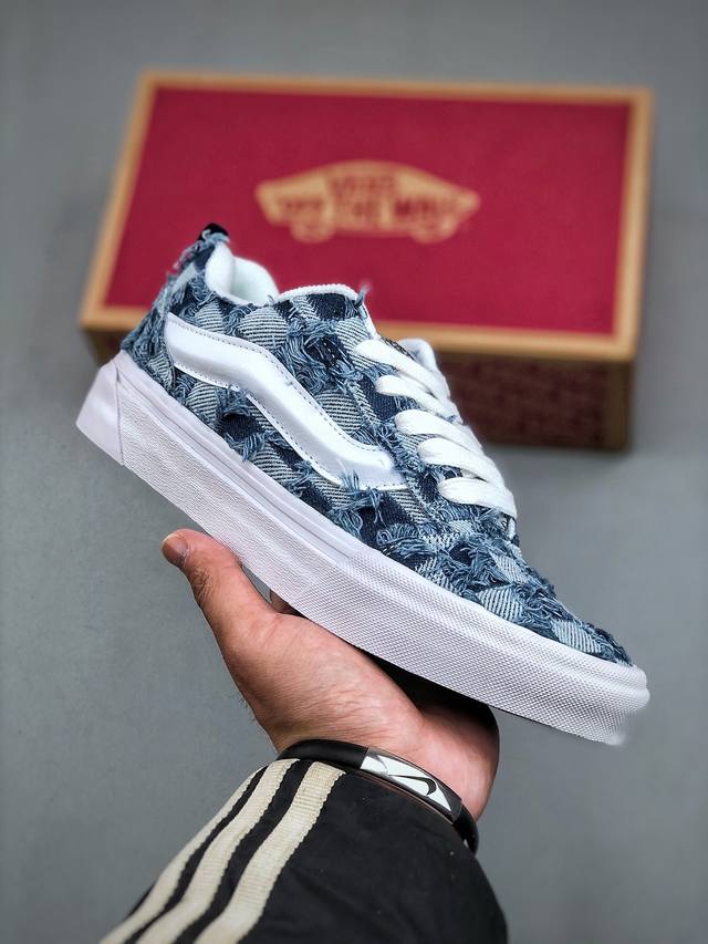 Vans Knu Skool Vans蛇年大青蛇。浅蓝色牛苏长特色工艺。最简约最大方百搭休闲面包鞋鞋 尺码：35 36 36.5 37 38 38.5 39 4