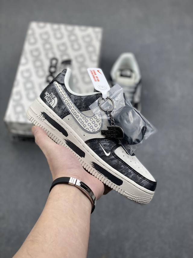 海外限量发售！公司级nike Air Force 1 '07 Low “北面联名--漆齐涂鸦”空军一号 低帮 运动鞋 休闲鞋 折边针车 工艺难度大 原楦头原纸板