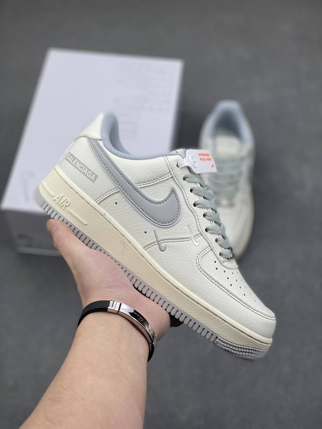 Nike Air Force 1 '07 Low 空军一号含气垫 低帮百搭厚底增高休闲运动板鞋。柔软、弹性十足的缓震性能和出色的中底设计，横跨复古与现代的外型结