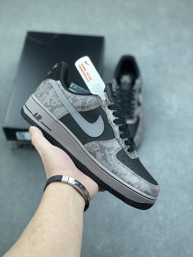 Nike Air Force 1 '07 Low 空军一号含气垫 低帮百搭厚底增高休闲运动板鞋。柔软、弹性十足的缓震性能和出色的中底设计，横跨复古与现代的外型结