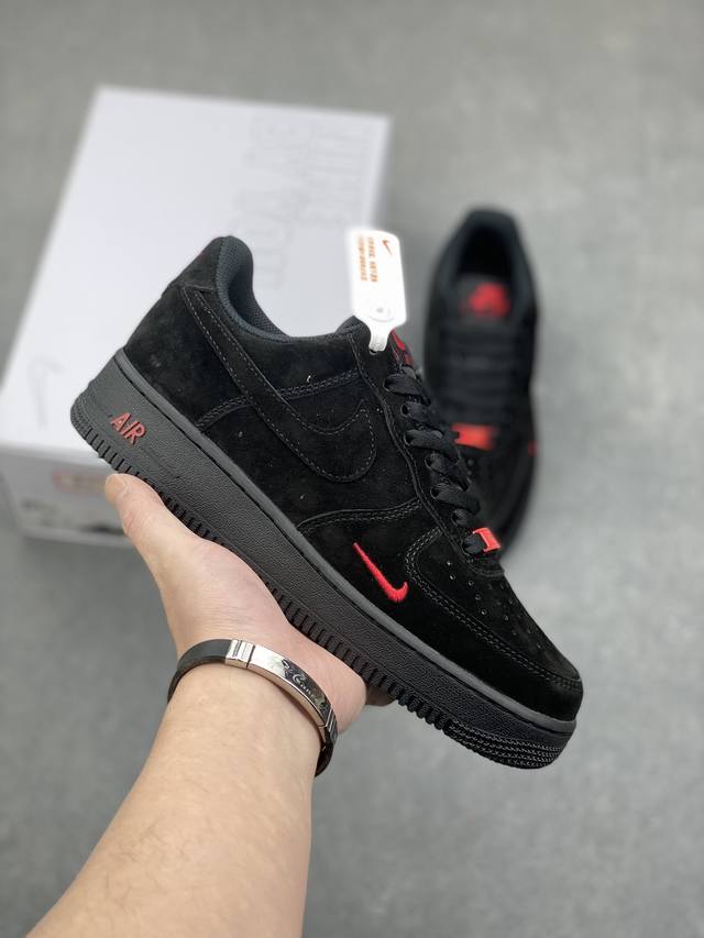 Nike Air Force 1 '07 Low 空军一号含气垫 低帮百搭厚底增高休闲运动板鞋。柔软、弹性十足的缓震性能和出色的中底设计，横跨复古与现代的外型结