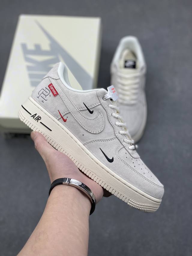 海外限量发售！公司级nike Air Force 1 '07 Low “Supreme冠军联名--米白小三勾”空军一号 低帮 运动鞋 休闲鞋 折边针车 工艺难度