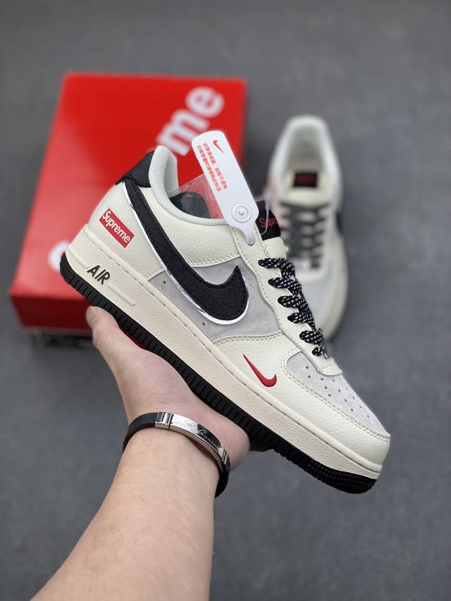 Nike Air Force 1 '07 Low 空军一号含气垫 低帮百搭厚底增高休闲运动板鞋。柔软、弹性十足的缓震性能和出色的中底设计，横跨复古与现代的外型结