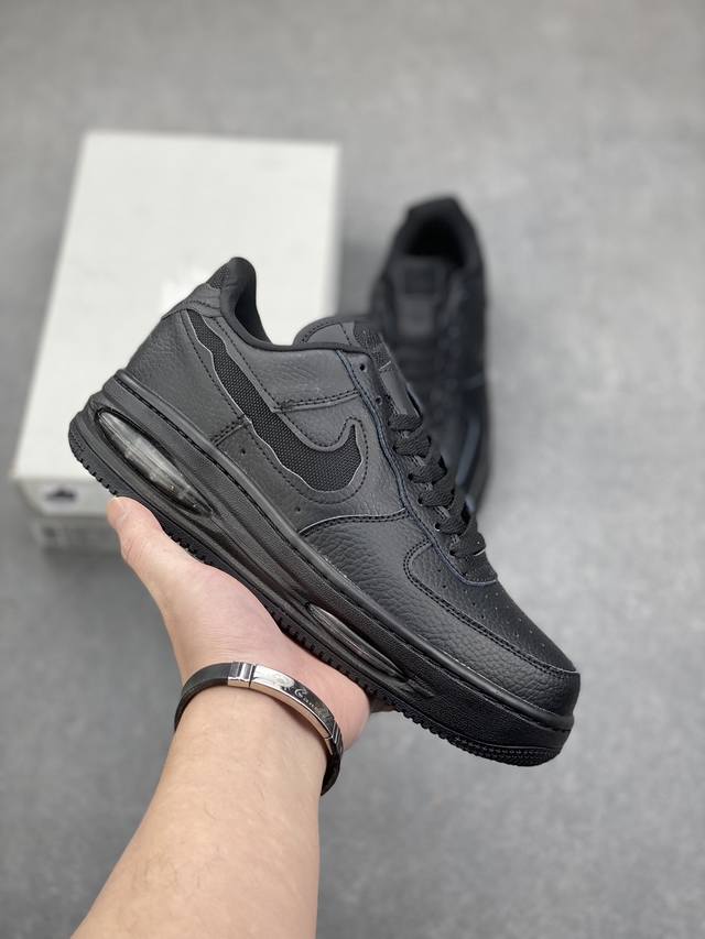 Nike Air Force 1 '07 Low 空军一号含气垫 低帮百搭厚底增高休闲运动板鞋。柔软、弹性十足的缓震性能和出色的中底设计，横跨复古与现代的外型结