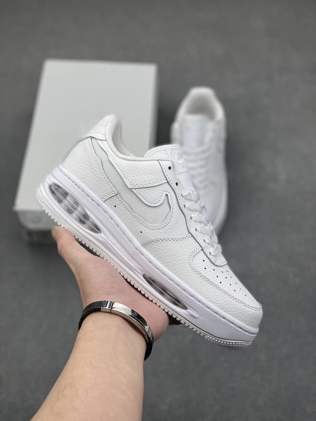 Nike Air Force 1 '07 Low 空军一号含气垫 低帮百搭厚底增高休闲运动板鞋。柔软、弹性十足的缓震性能和出色的中底设计，横跨复古与现代的外型结