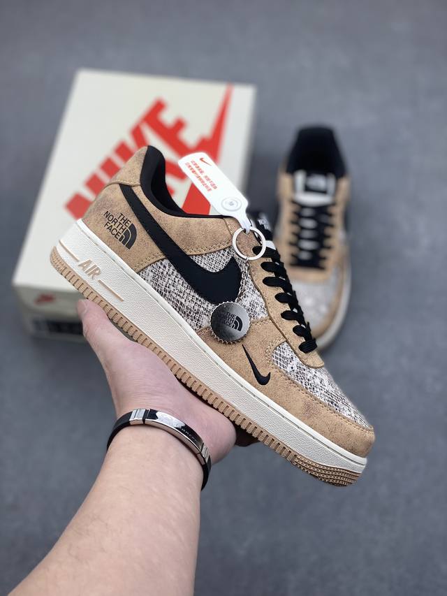 海外限量发售！公司级nike Air Force 1 '07 Low “北面联名 网纹棕”空军一号 低帮 运动鞋 休闲鞋 折边针车 工艺难度大 原楦头原纸板 原