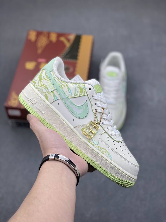 国潮风格 蛇年限定nike Air Force 1 Low 青蛇绕竹”“Green Snake” 蛇年之际，有灵蛇现于幽林。其色青翠欲滴，宛如春日新篁，目若寒星