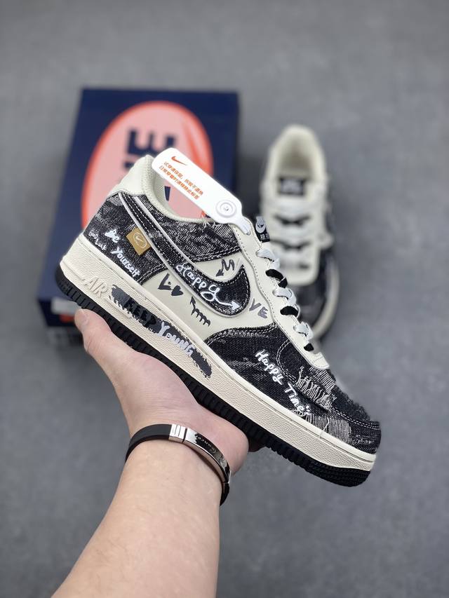 Nike Air Force 1 Low “Black Jeans” “涂鸦黑牛仔”空军一号低帮休闲运动板鞋 在城市的角落，有个充满创意与热情的街头涂鸦艺术家。