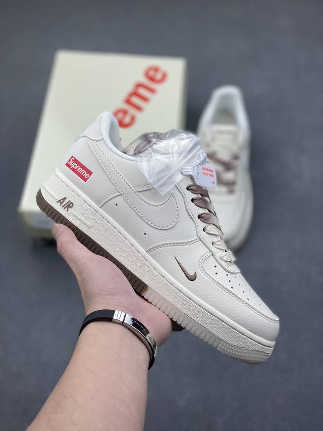 海外限量发售！公司级nike Air Force 1 '07 Low “Supreme联名--米咖双拼”空军一号 低帮 运动鞋 休闲鞋 折边针车 工艺难度大 原