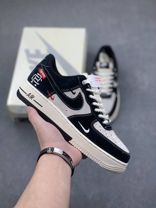 海外限量发售！公司级nike Air Force 1 '07 Low “Supreme冠军联名--米黑小三勾”空军一号 低帮 运动鞋 休闲鞋 折边针车 工艺难度