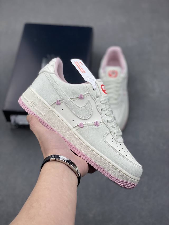 Nike Air Force 1 '07 Low 空军一号含气垫 低帮百搭厚底增高休闲运动板鞋。柔软、弹性十足的缓震性能和出色的中底设计，横跨复古与现代的外型结