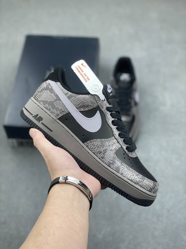 Nike Air Force 1 '07 Low 空军一号含气垫 低帮百搭厚底增高休闲运动板鞋。柔软、弹性十足的缓震性能和出色的中底设计，横跨复古与现代的外型结