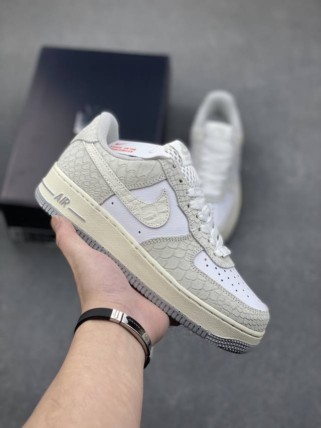 Nike Air Force 1 ’07 Low 空军一号低帮百搭休闲运动板鞋。柔软、弹性十足的缓震性能和出色的中底设计，横跨复古与现代的外型结合，造就出风靡全