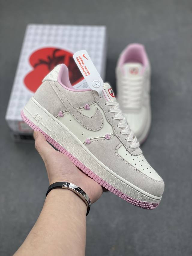 Nike Air Force 1 '07 Low 空军一号含气垫 低帮百搭厚底增高休闲运动板鞋。柔软、弹性十足的缓震性能和出色的中底设计，横跨复古与现代的外型结