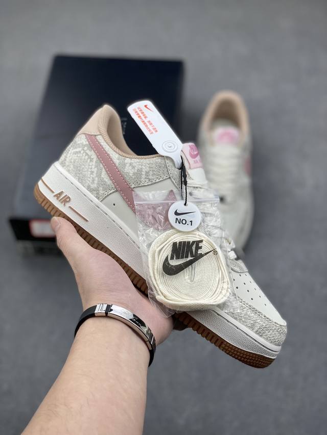 No.1版本 遥遥领先 纯原级别 Nike Air Force 1 Low “粉蛇” 货号：Hf2898-100 原厂冲刀皮料切割干净 无任何毛边 清洁度细节完