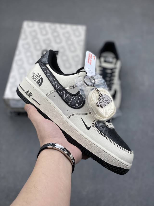 海外限量发售！公司级nike Air Force 1 '07 Low “北面联名 漆皮黑线”空军一号 低帮 运动鞋 休闲鞋 折边针车 工艺难度大 原楦头原纸板