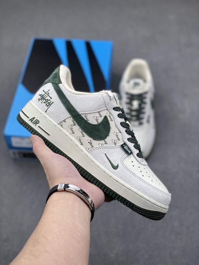 海外限量发售！公司级nike Air Force 1 '07 Low “斯图西联名--英文绿翻毛勾”空军一号 低帮 运动鞋 休闲鞋 折边针车 工艺难度大 原楦头