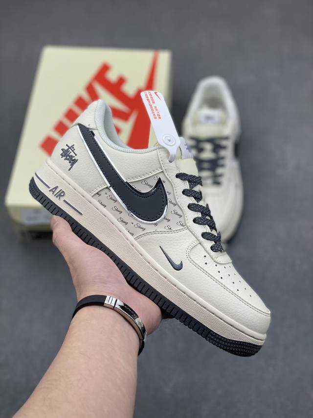 海外限量发售！公司级nike Air Force 1 '07 Low “斯图西联名--灰英文拼接”空军一号 低帮 运动鞋 休闲鞋 折边针车 工艺难度大 原楦头原