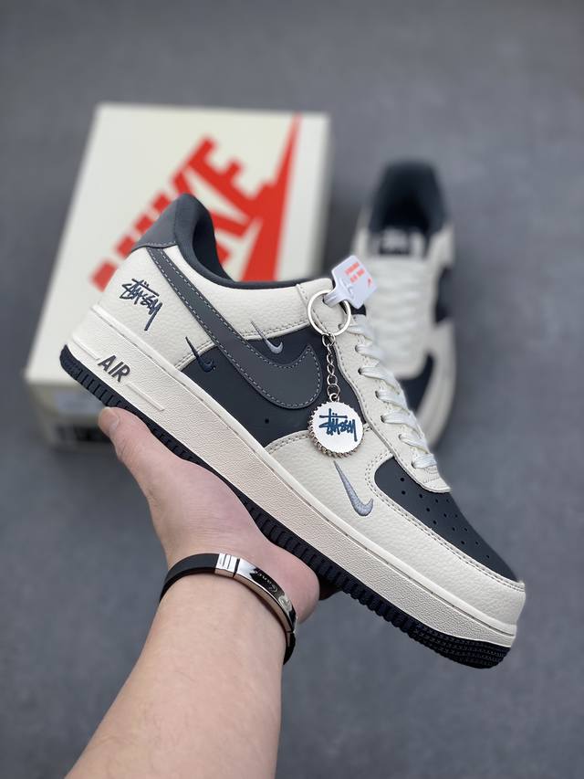 海外限量发售！公司级nike Air Force 1 '07 Low “斯图西联名 米灰三小勾”空军一号 低帮 运动鞋 休闲鞋 折边针车 工艺难度大 原楦头原纸