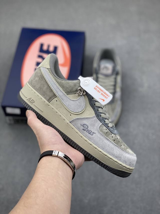 耐克nike Air Force 1‘07 空军一号低帮百搭休闲运动板鞋。柔软、弹性十足的缓震性能和出色的中底设计，横跨复古与现代的外型结合，造就出风靡全球三十