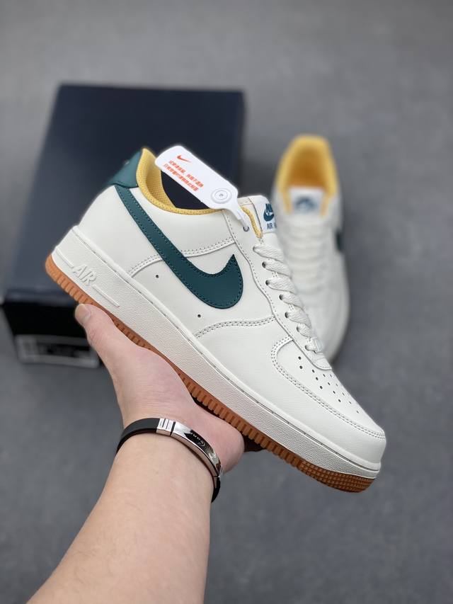 Air Force 1 '07 Low 原楦头原纸板 打造纯正空军版型 #专注外贸渠道 全掌内置蜂窝气垫 #原盒配件 原厂中底钢印、拉帮完美 官方同步上架 货号