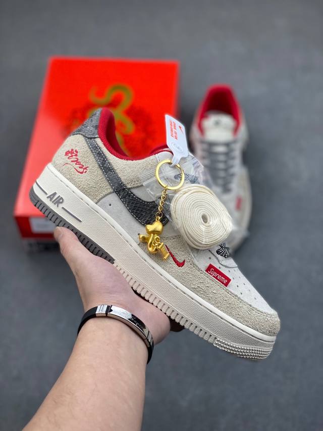 海外限量发售！公司级nike Air Force 1 '07 Low “Supreme联名--灰勾红小标”空军一号 低帮 运动鞋 休闲鞋 折边针车 工艺难度大