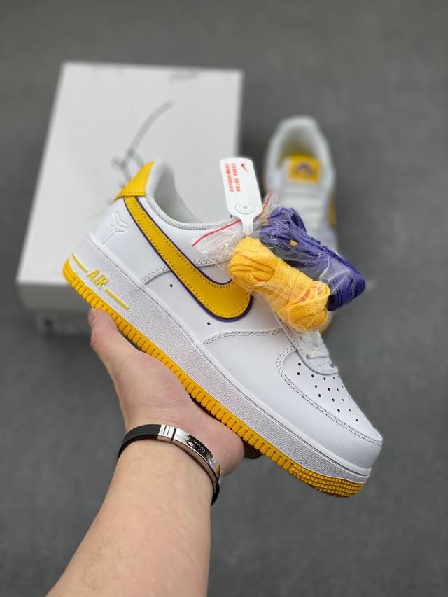 Nike Air Force 1 ’07 Low 空军一号低帮百搭休闲运动板鞋。柔软、弹性十足的缓震性能和出色的中底设计，横跨复古与现代的外型结合，造就出风靡全