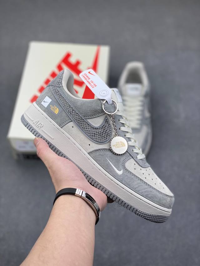 海外限量发售！公司级nike Air Force 1 '07 Low “北面联名 猪八灰蛇纹”空军一号 低帮 运动鞋 休闲鞋 折边针车 工艺难度大 原楦头原纸板