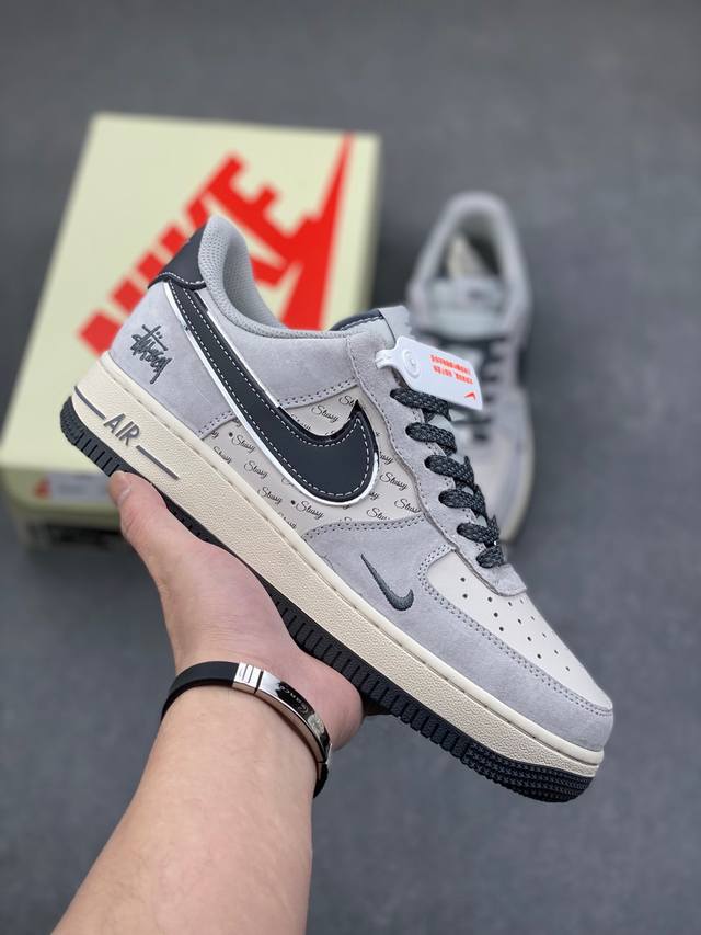 海外限量发售！公司级nike Air Force 1 '07 Low “斯图西联名--灰勾英文”空军一号 低帮 运动鞋 休闲鞋 折边针车 工艺难度大 原楦头原纸