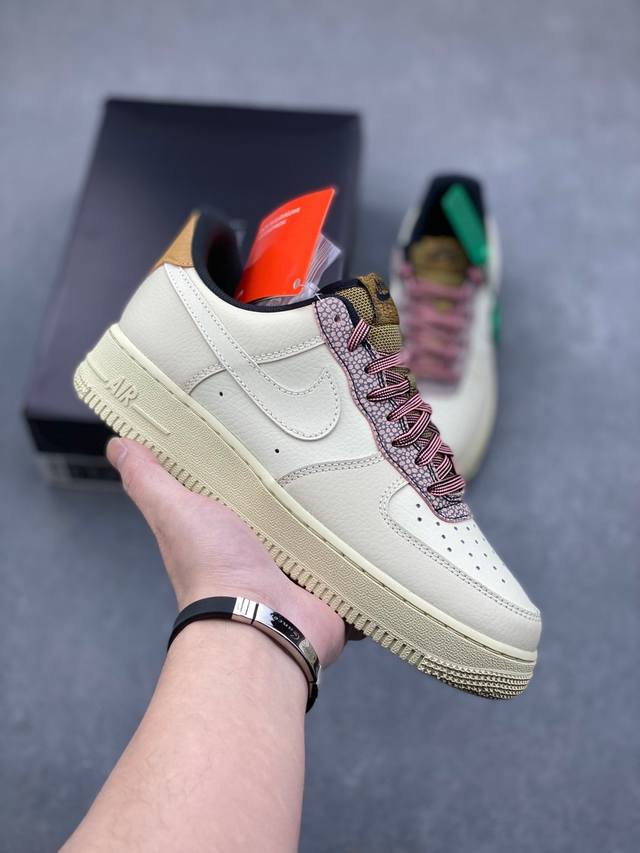 Nike Air Force 1 ’07 Low 空军一号低帮百搭休闲运动板鞋。柔软、弹性十足的缓震性能和出色的中底设计，横跨复古与现代的外型结合，造就出风靡全